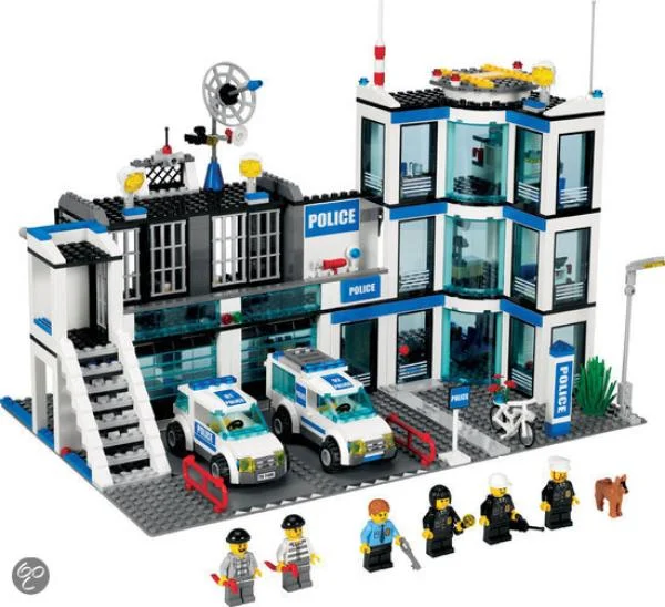 LEGO City Police Station (7498) Image 1
