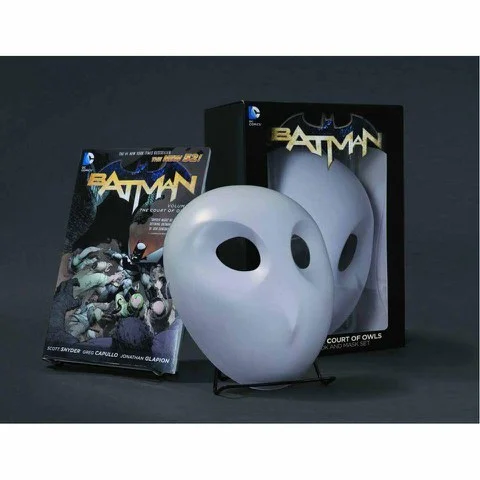 Batman: The Court of Owls Mask and Book Set (The New 52) Image 1