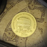 Harry Potter 24k Gold Plated Knight Bus Limited Edition Medallion - Zavvi Exclusive by DUST! - undefined undefined