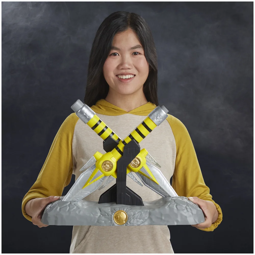 Hasbro Power Rangers Lightning Collection Mighty Morphin Yellow Ranger Power Daggers Image 1