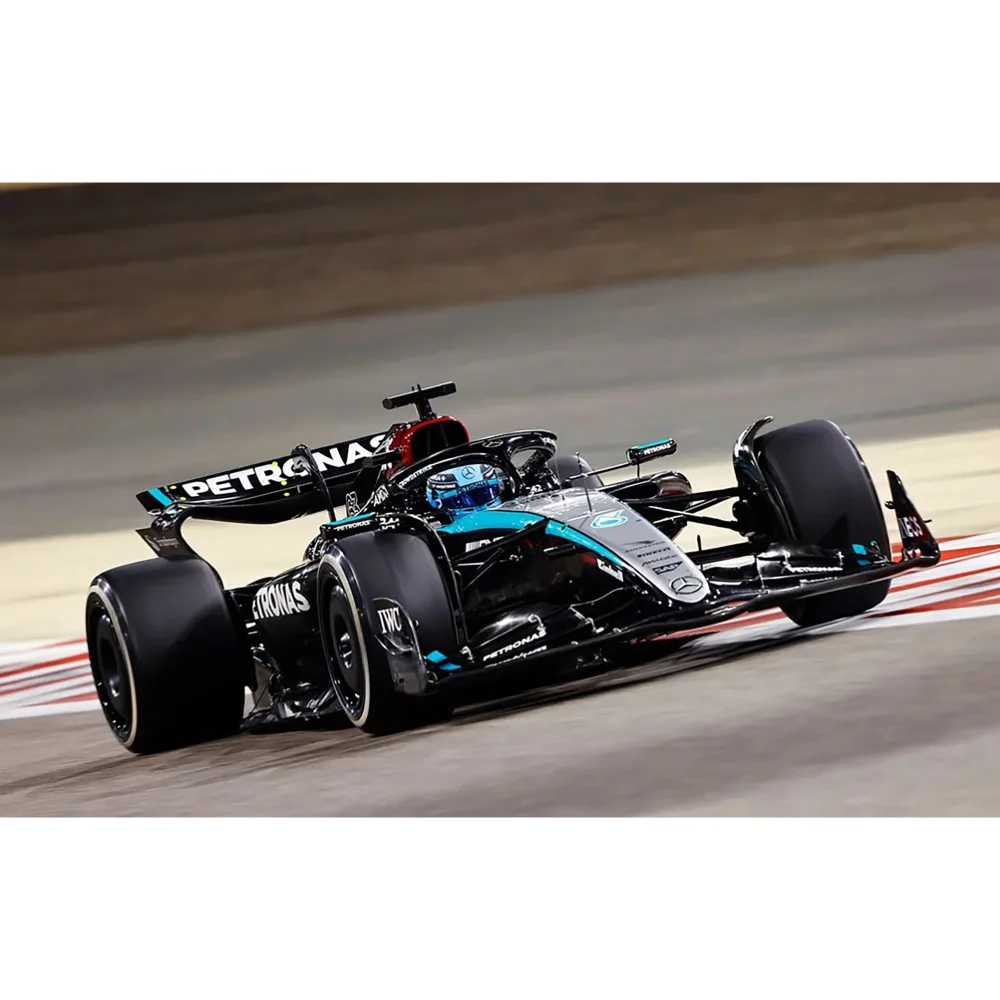 Minichamps 1:18 MercedesAMG Petronas Formula One Team F1 W15 E Performance George Russell 2024 Image 1